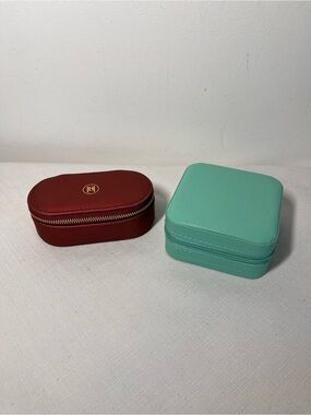 Hillberg & Berk Red travel jewelry case
Teal Travel Case
Zip closed
New